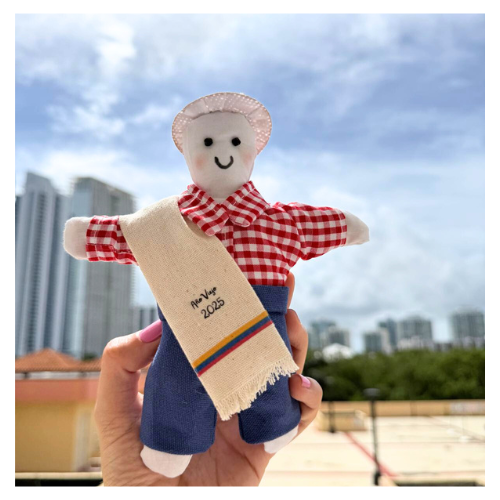 Adonai Casita Box – Mini “Año Viejo” doll
